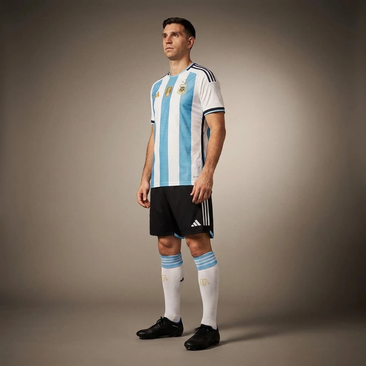 Argentinië Thuisshirt 2026 — driekwart zijaanzicht op model in compleet thuistenue