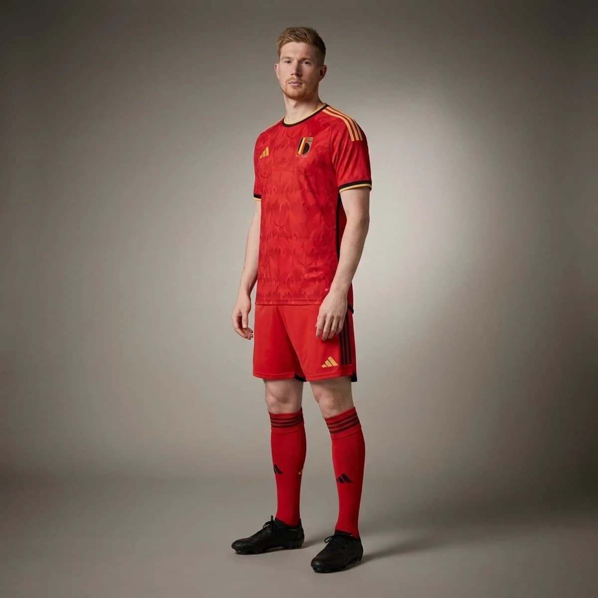 België Thuisshirt 2026 — driekwart zijaanzicht op model in compleet thuistenue