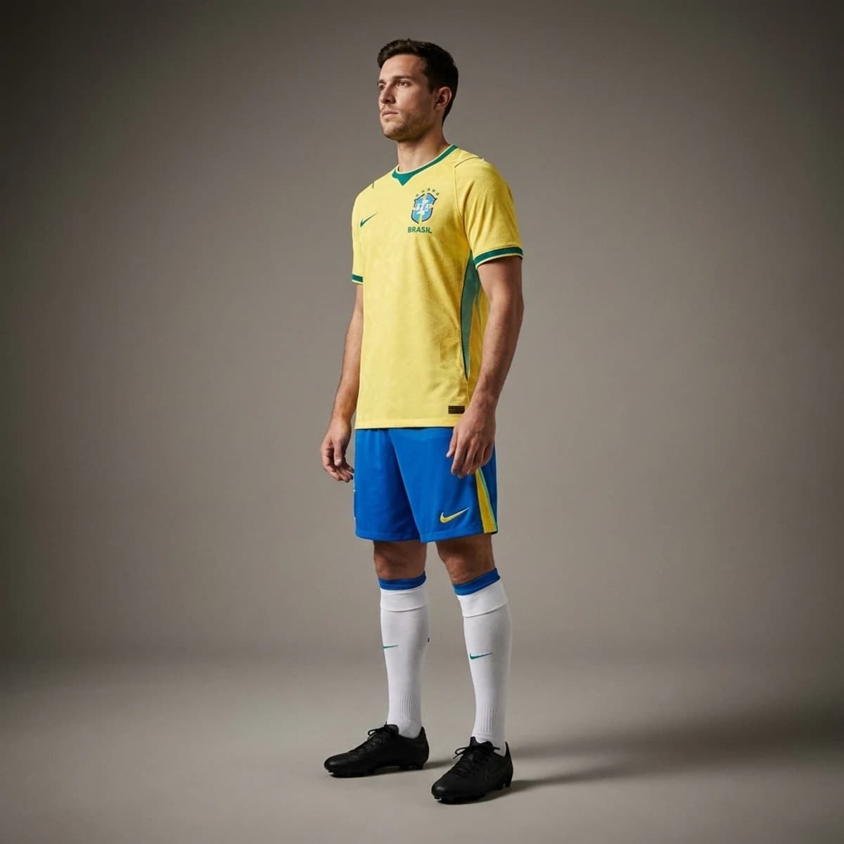 Brazilië Thuisshirt 2026 — driekwart zijaanzicht op model in compleet thuistenue