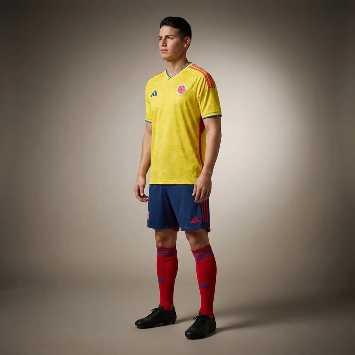 Colombia Thuisshirt 2026 — driekwart zijaanzicht op model in compleet thuistenue
