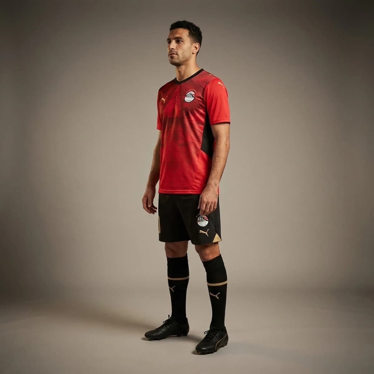 Egypte Thuisshirt 2026 — driekwart zijaanzicht op model in compleet thuistenue