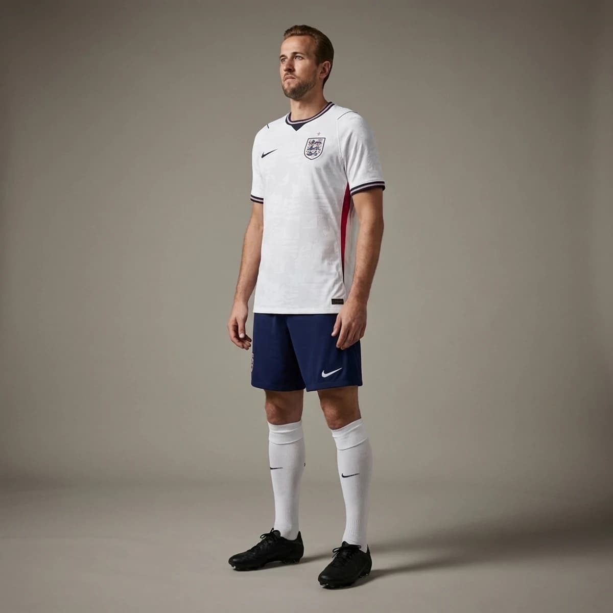 Engeland Thuisshirt 2026 — driekwart zijaanzicht op model in compleet thuistenue