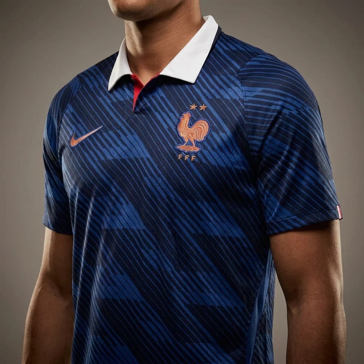 Frankrijk Thuisshirt 2026 — close-up van embleem, logo en stof