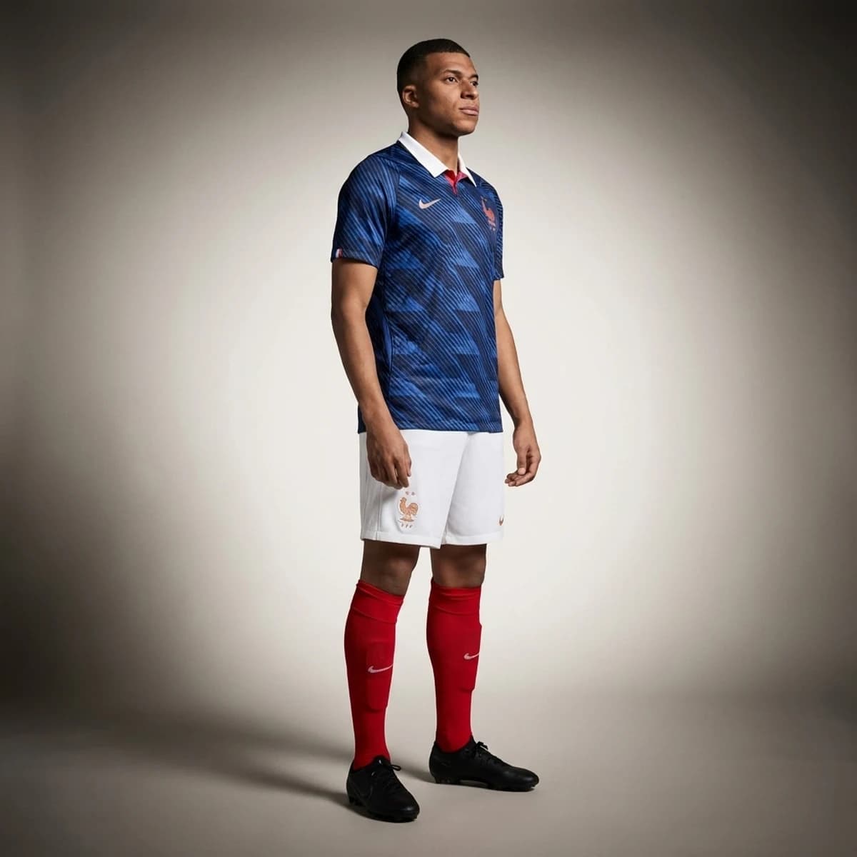 Frankrijk Thuisshirt 2026 — driekwart zijaanzicht op model in compleet thuistenue