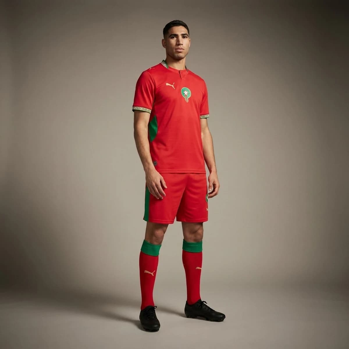 Marokko Thuisshirt 2026 — gedragen door model in compleet thuistenue met bijpassende broek en sokken