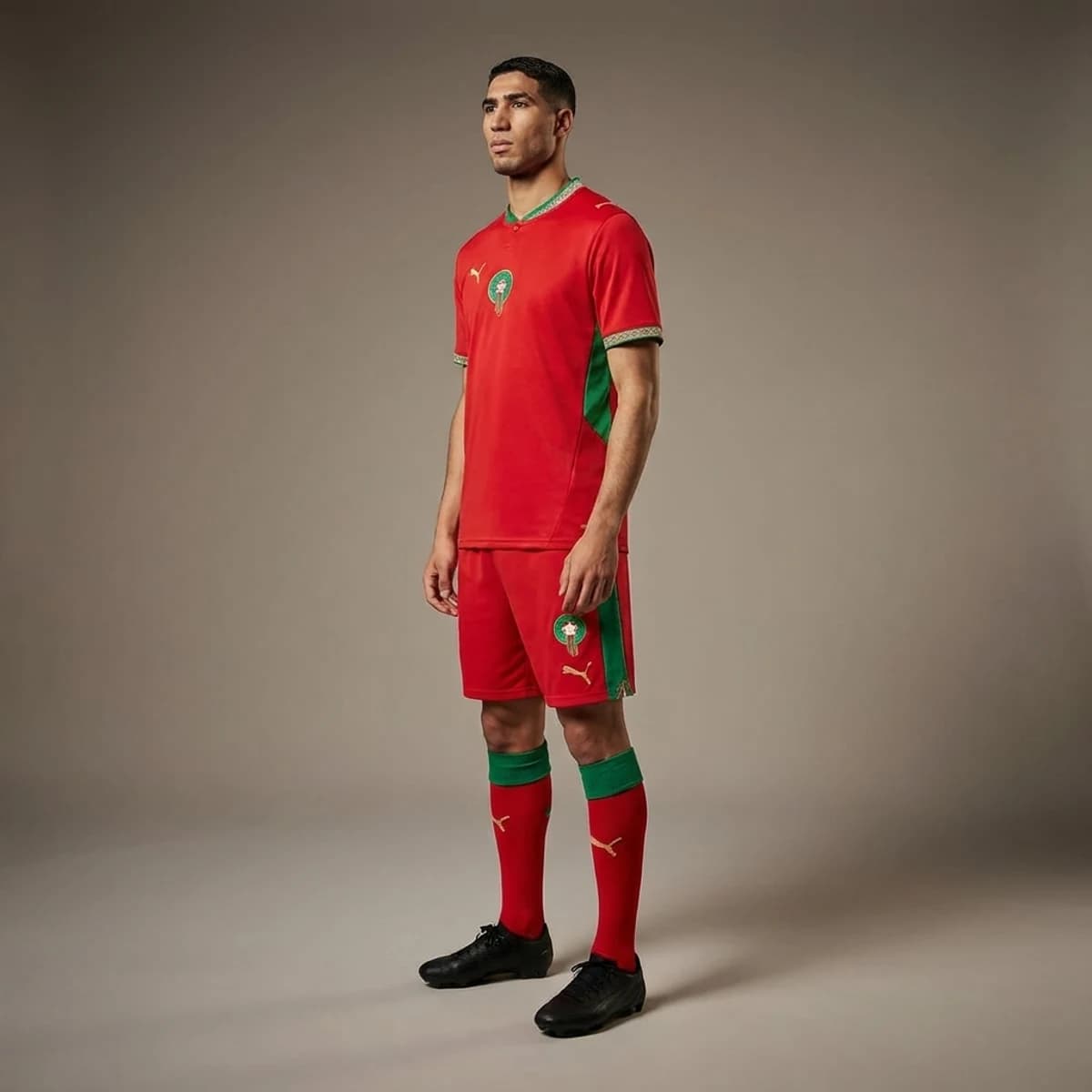 Marokko Thuisshirt 2026 — driekwart zijaanzicht op model in compleet thuistenue