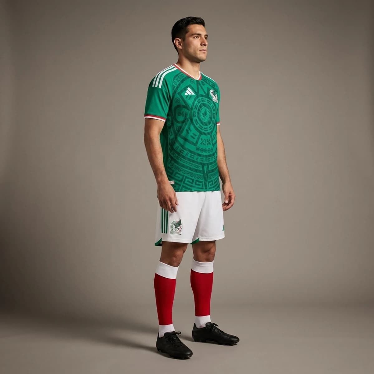 Mexico Thuisshirt 2026 — driekwart zijaanzicht op model in compleet thuistenue