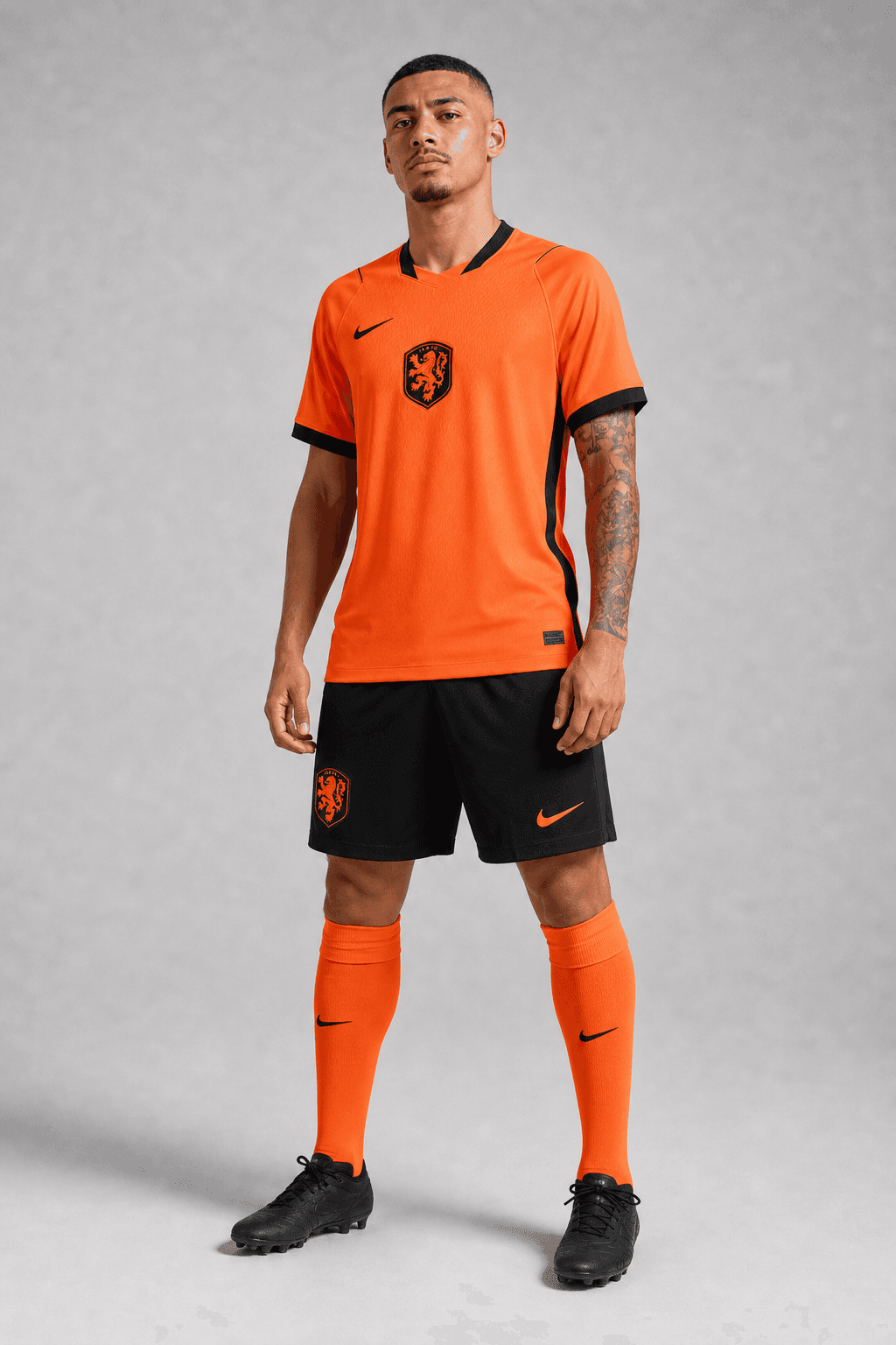 Model draagt het Nederland thuisshirt 2026 in de studio