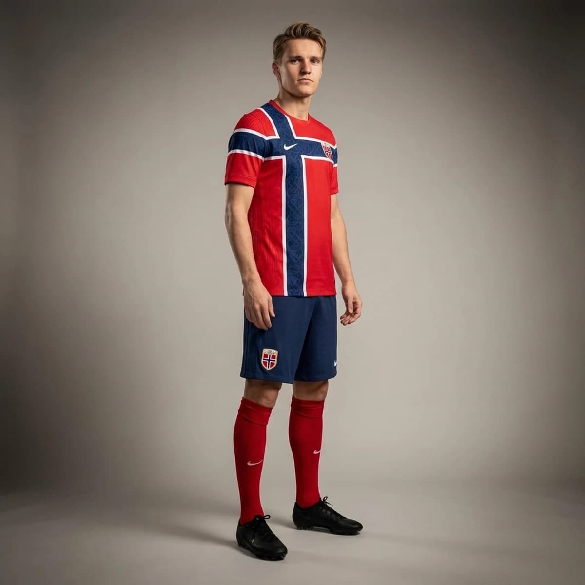 Noorwegen Thuisshirt 2026 — driekwart zijaanzicht op model in compleet thuistenue