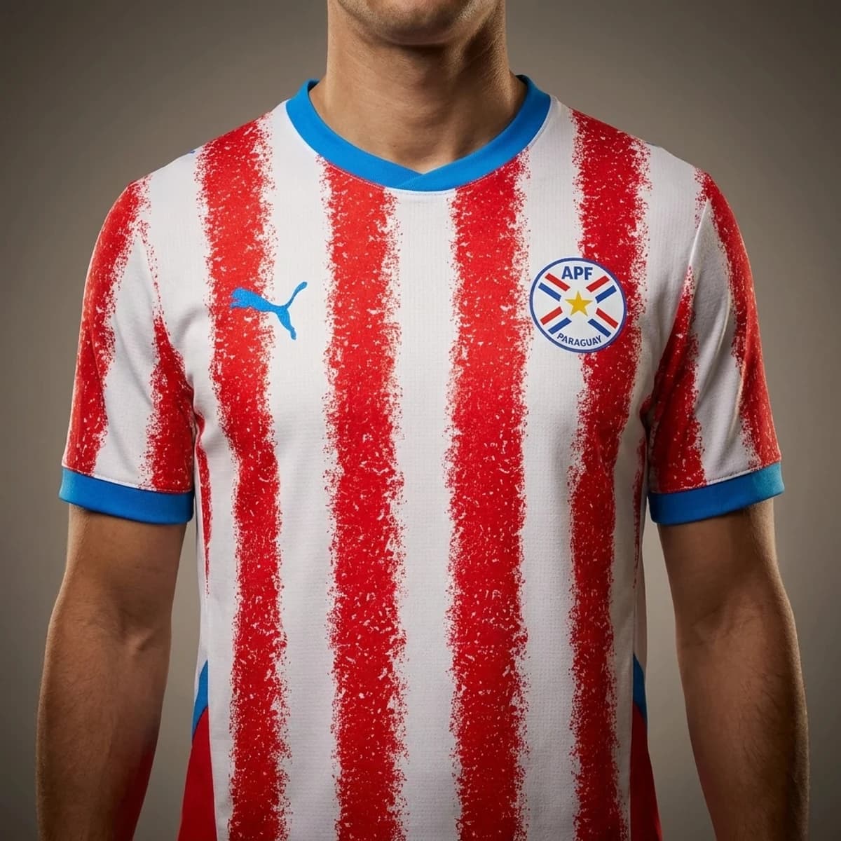 Paraguay Thuisshirt 2026 — close-up van embleem, logo en stof