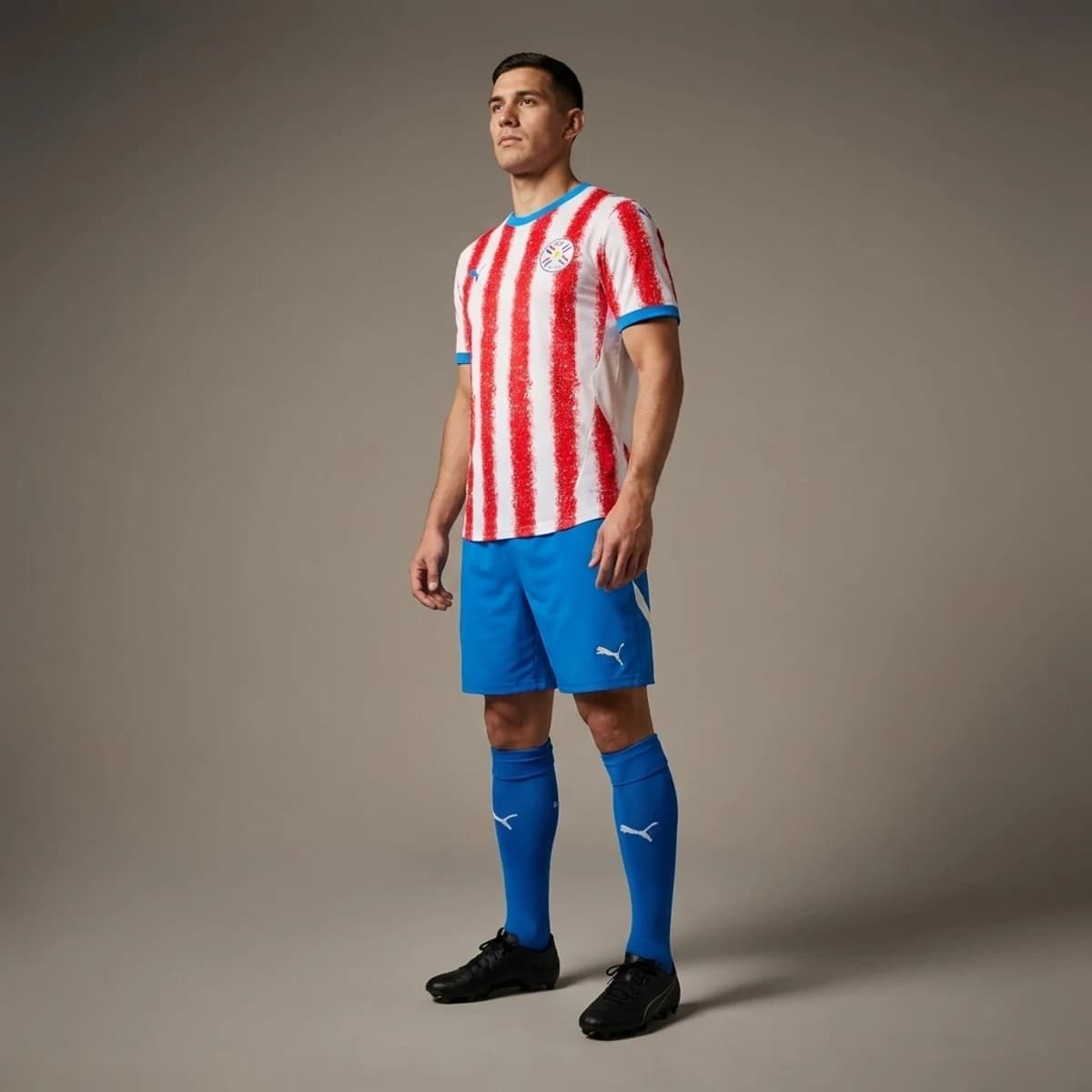 Paraguay Thuisshirt 2026 — driekwart zijaanzicht op model in compleet thuistenue