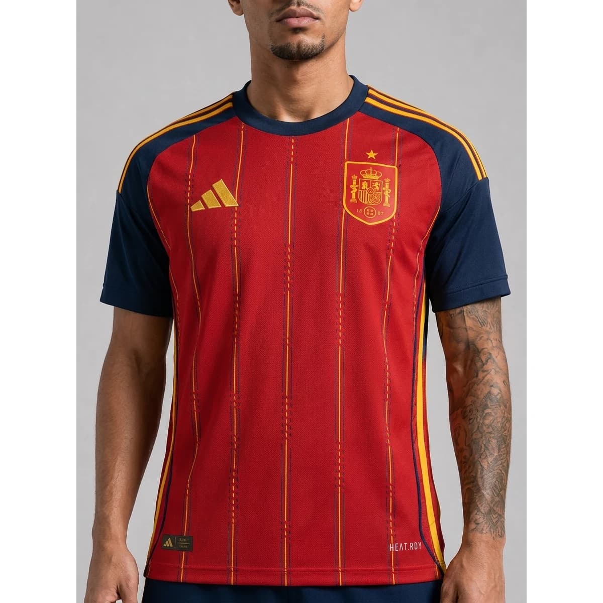 Spanje Thuisshirt 2026 — close-up van embleem, logo en stof