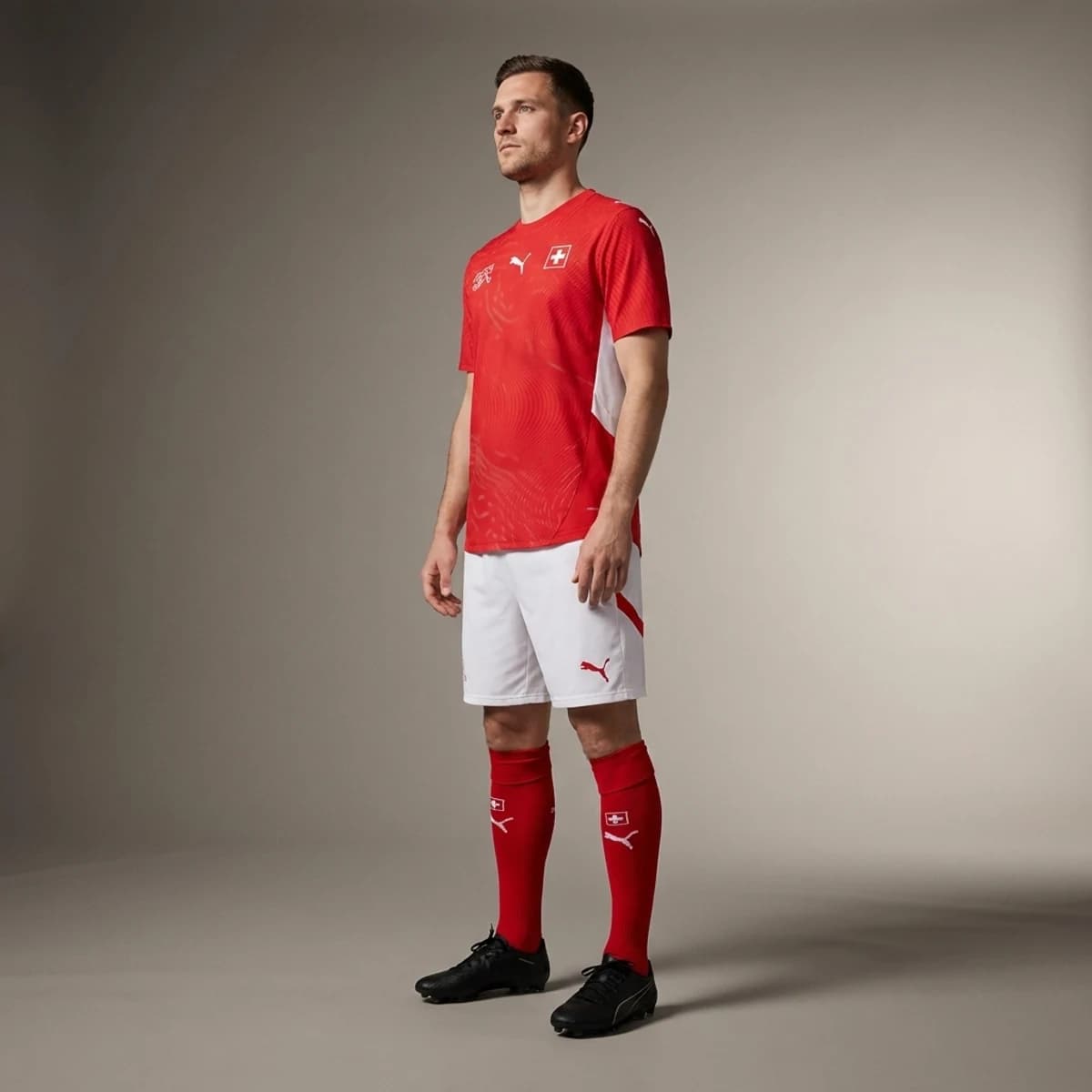Zwitserland Thuisshirt 2026 — driekwart zijaanzicht op model in compleet thuistenue