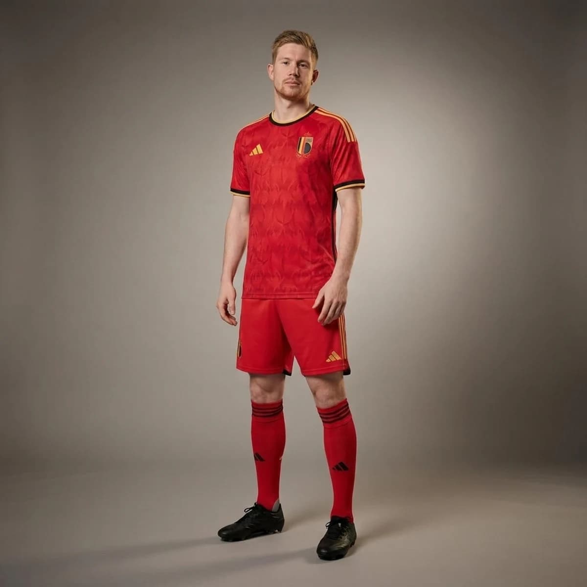 België Thuisshirt 2026 — gedragen door model in compleet thuistenue met bijpassende broek en sokken