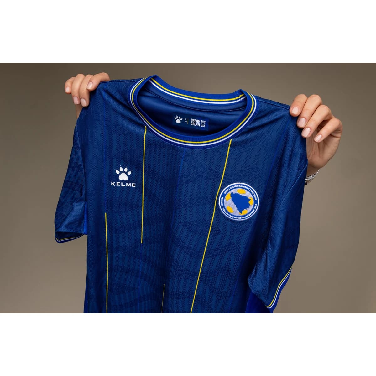 Bosnië en Herzegovina WK 2026 thuisshirt in blauw met gele accenten