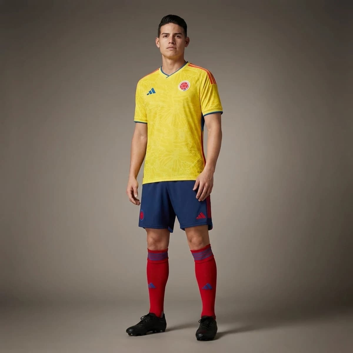 Colombia Thuisshirt 2026 — gedragen door model in compleet thuistenue met bijpassende broek en sokken