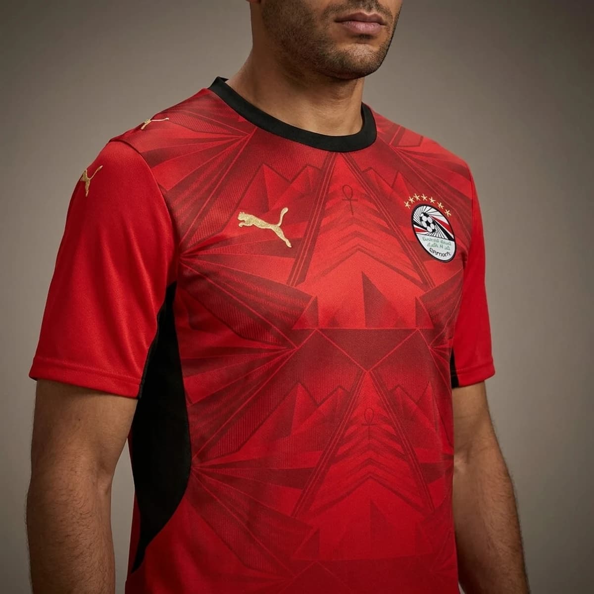 Detail van het Egypte WK 2026 thuisshirt in rood met goud