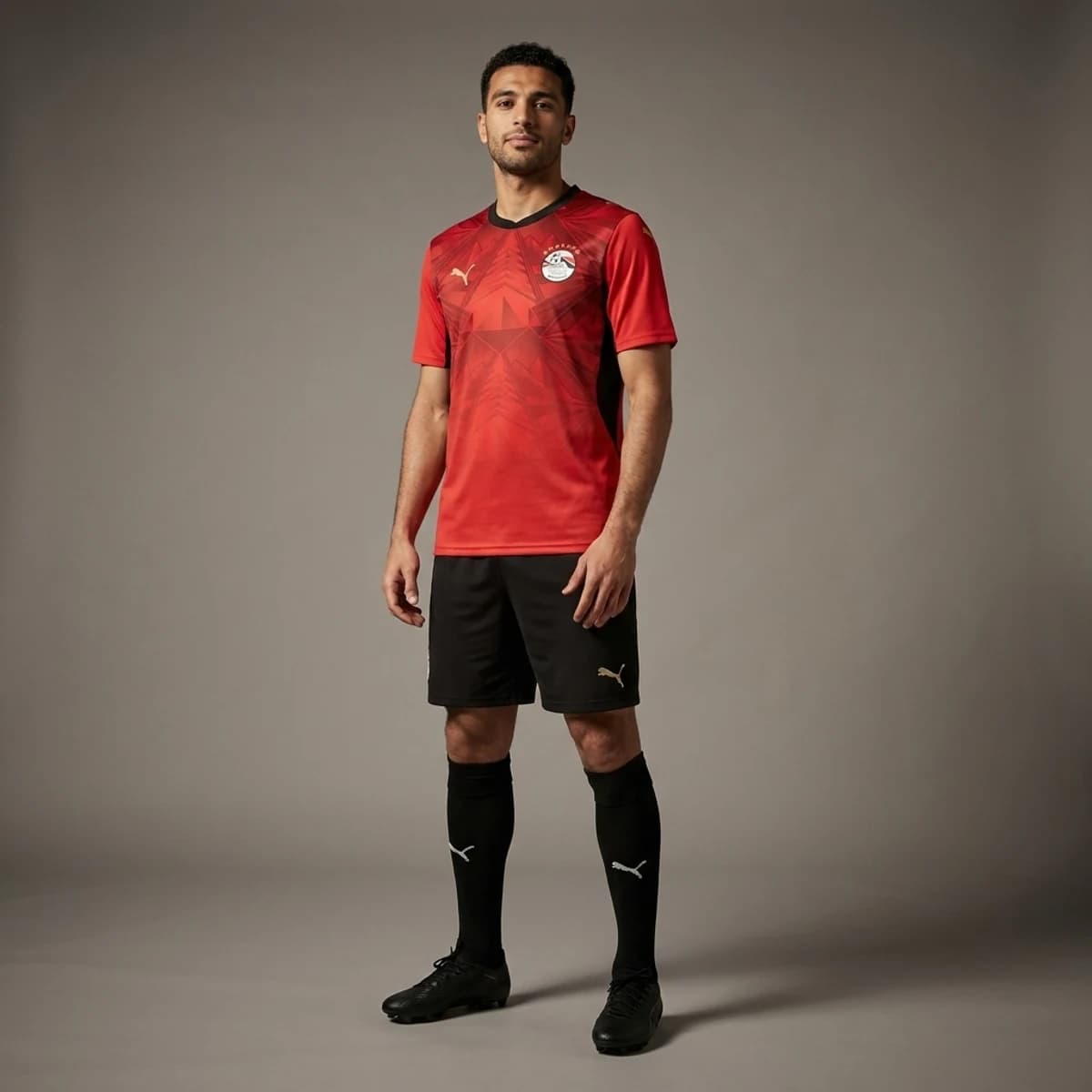 Egypte Thuisshirt 2026 — gedragen door model in compleet thuistenue met bijpassende broek en sokken