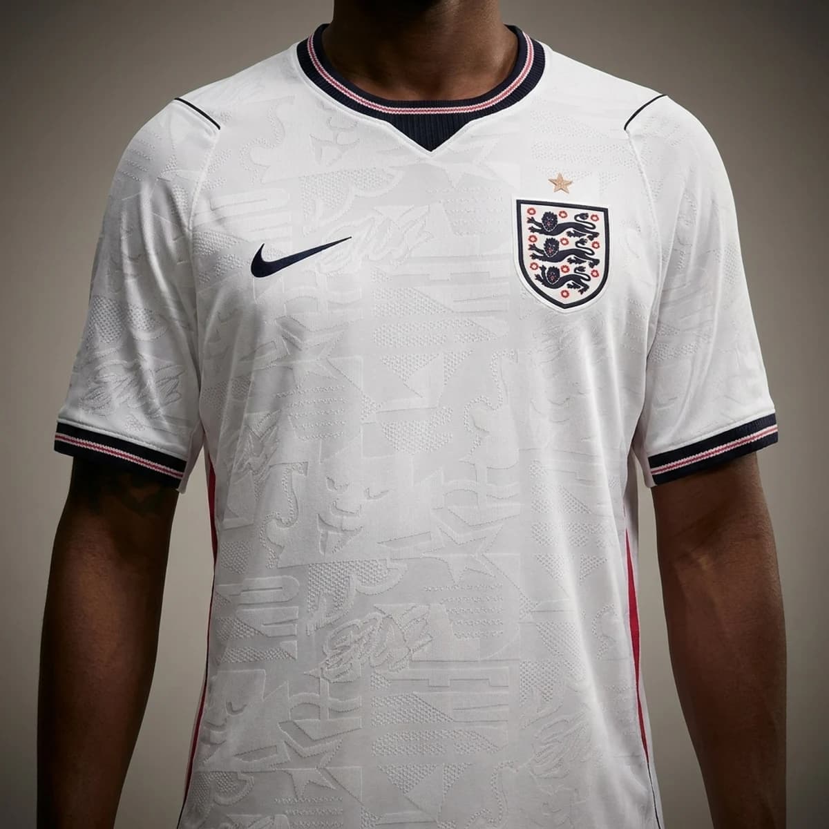 Detail van het Engeland WK 2026 thuisshirt in wit met de drie leeuwen