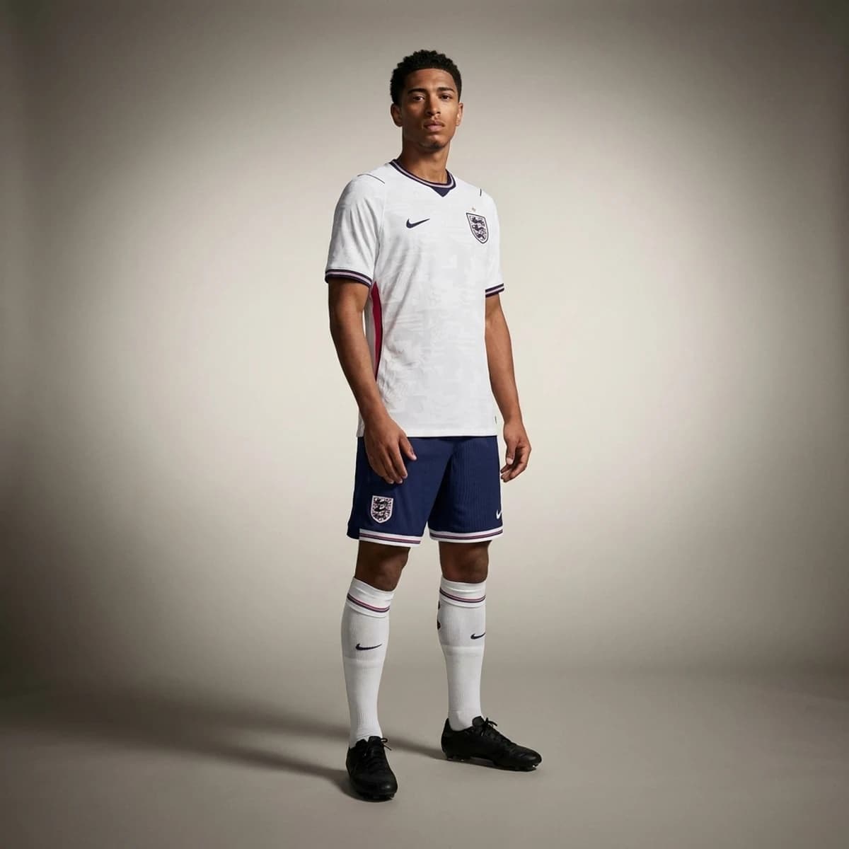 Engeland Thuisshirt 2026 — gedragen door model in compleet thuistenue met bijpassende broek en sokken