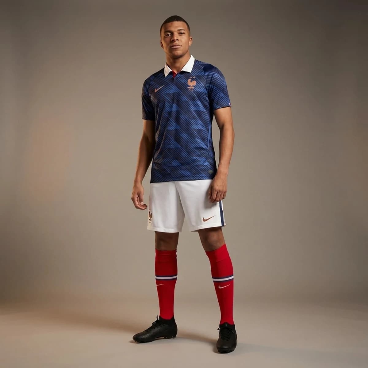 Frankrijk Thuisshirt 2026 — gedragen door model in compleet thuistenue met bijpassende broek en sokken