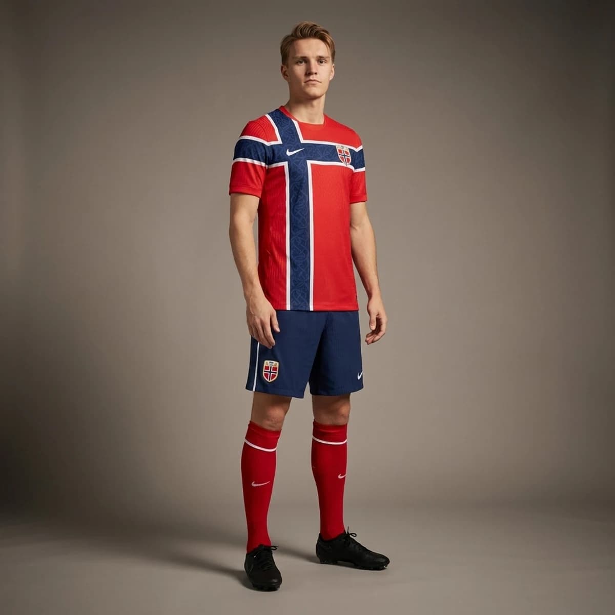 Noorwegen Thuisshirt 2026 — gedragen door model in compleet thuistenue met bijpassende broek en sokken