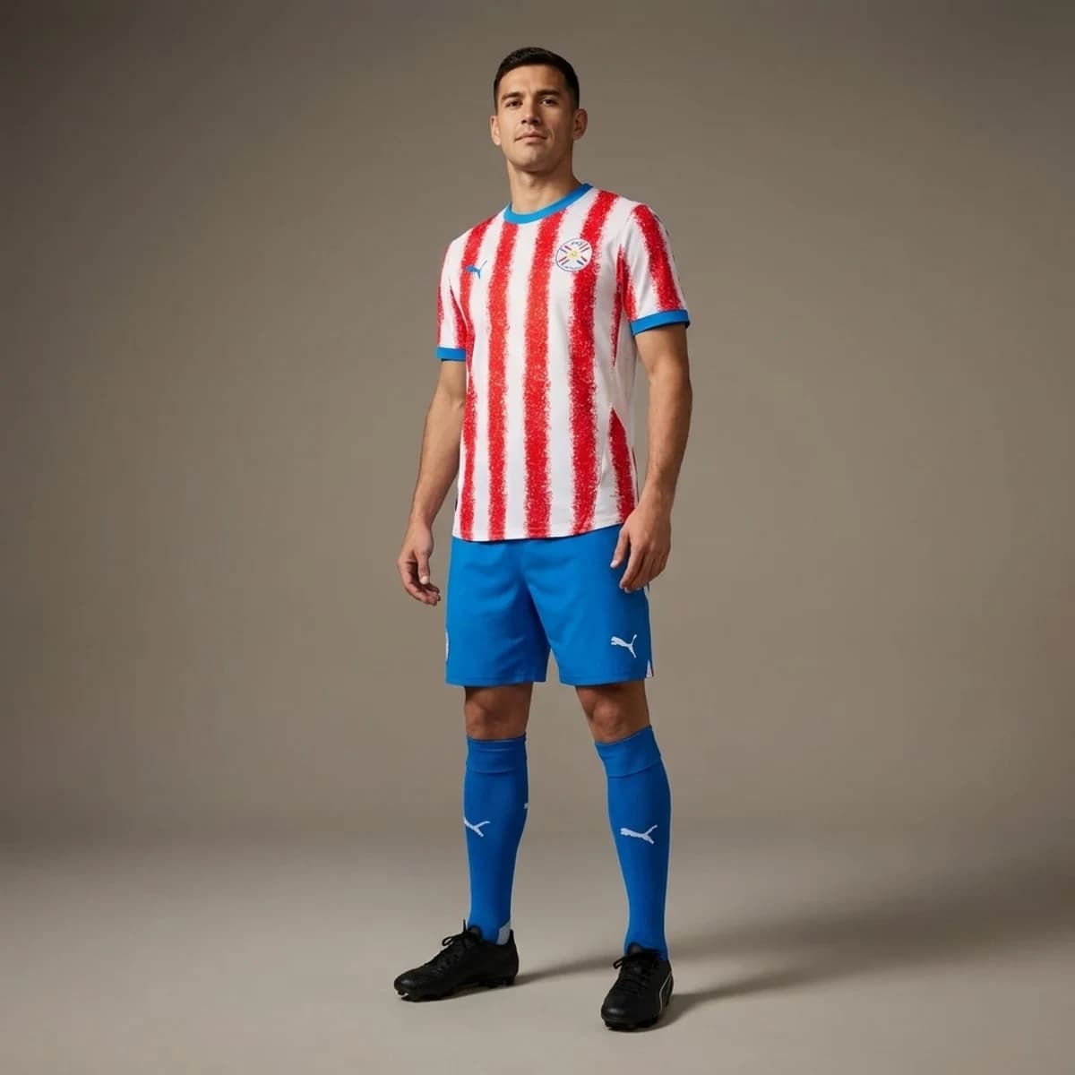 Paraguay Thuisshirt 2026 — gedragen door model in compleet thuistenue met bijpassende broek en sokken