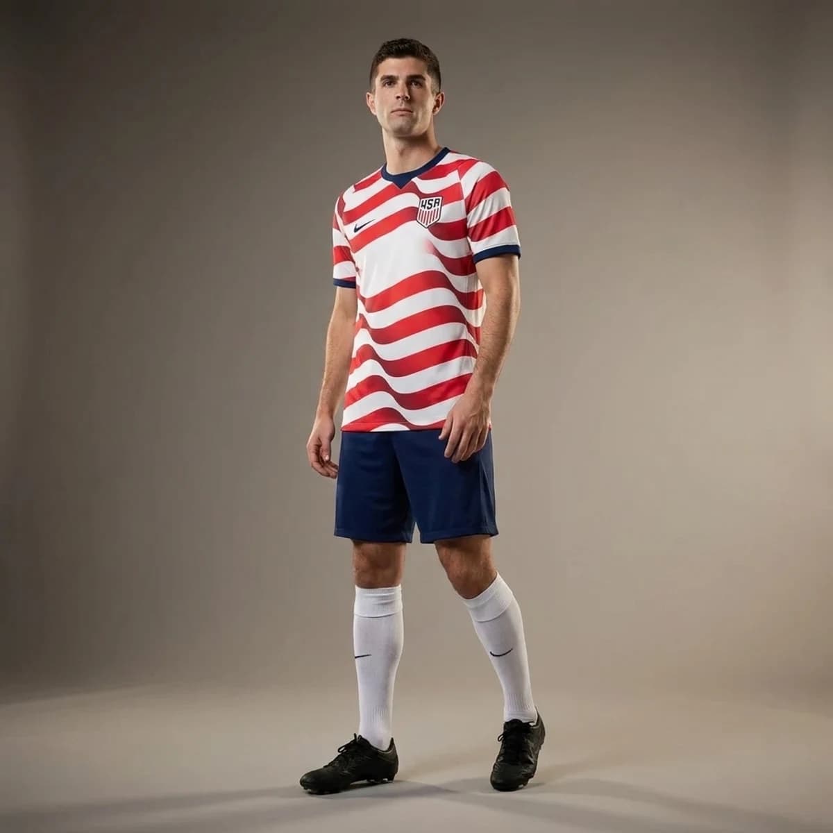 Verenigde Staten Thuisshirt 2026 — gedragen door model in compleet thuistenue met bijpassende broek en sokken