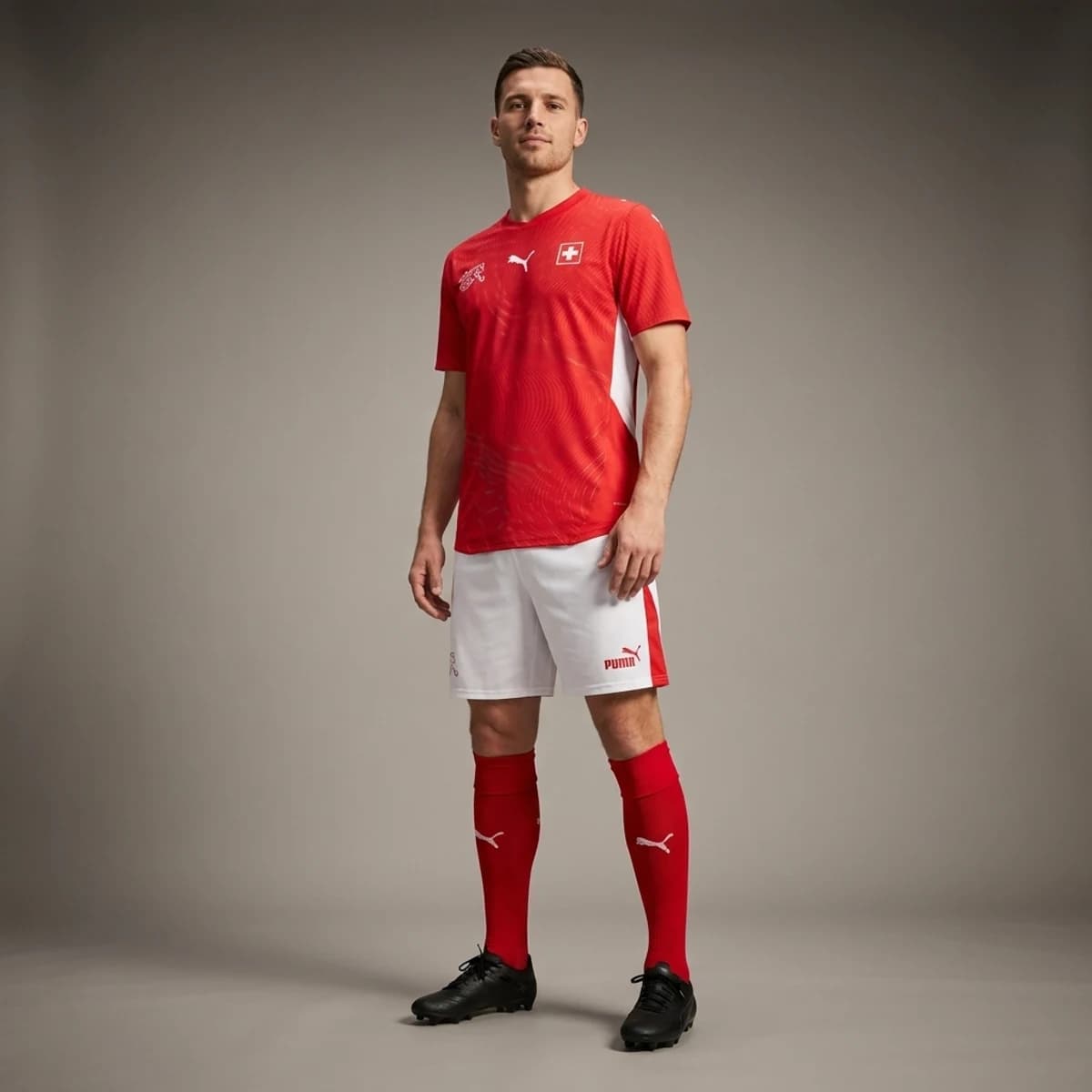 Zwitserland Thuisshirt 2026 — gedragen door model in compleet thuistenue met bijpassende broek en sokken